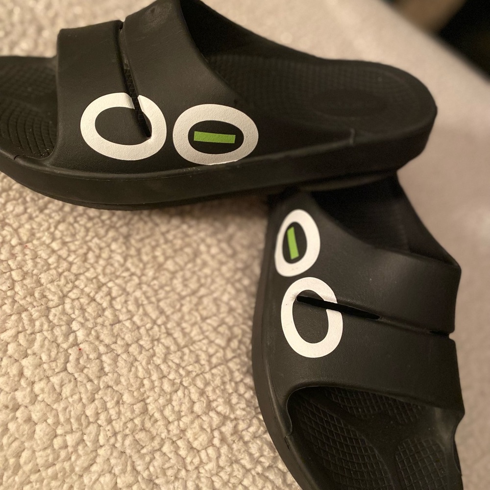 COPY - MENS/WOMANS OOFOS SPORT  SLIDE MENS 9 WOMANS 11